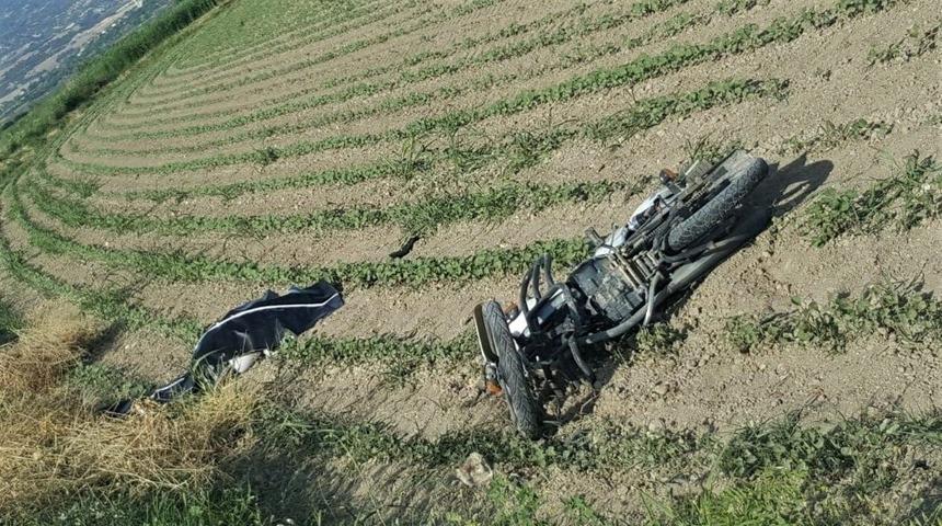 Motosikletle başka bir motosiklete &ccedil;arpan 18 yaşındaki gen&ccedil; &ouml;ld&uuml;