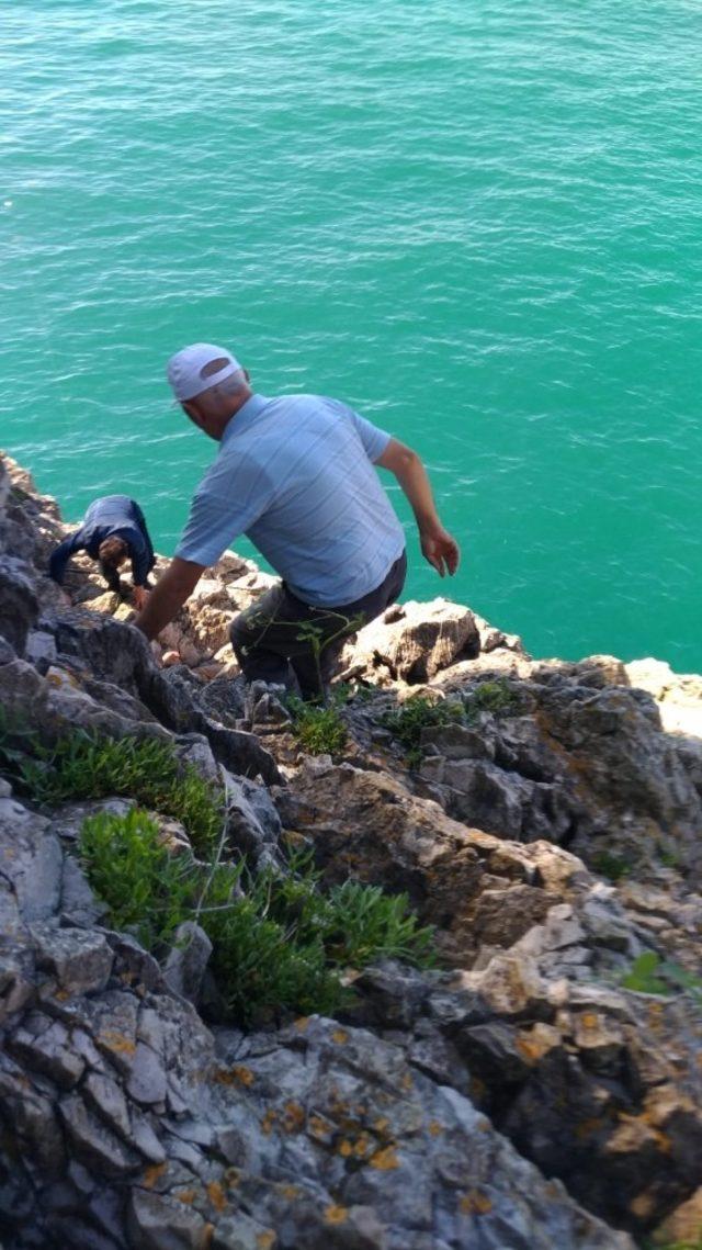 Balık tutmak isterken canından oluyordu