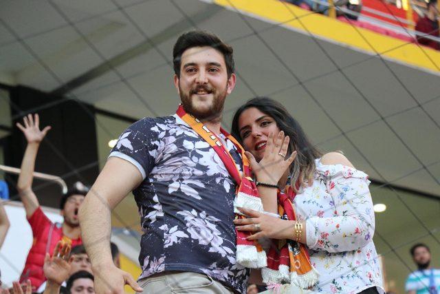 Kayserispor maçında sürpriz evlenme teklifi