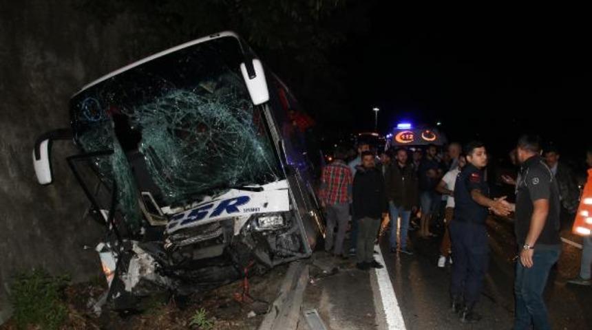 Yolcu otobüsü traktörle çarpıştı! Ölü ve yaralılar var