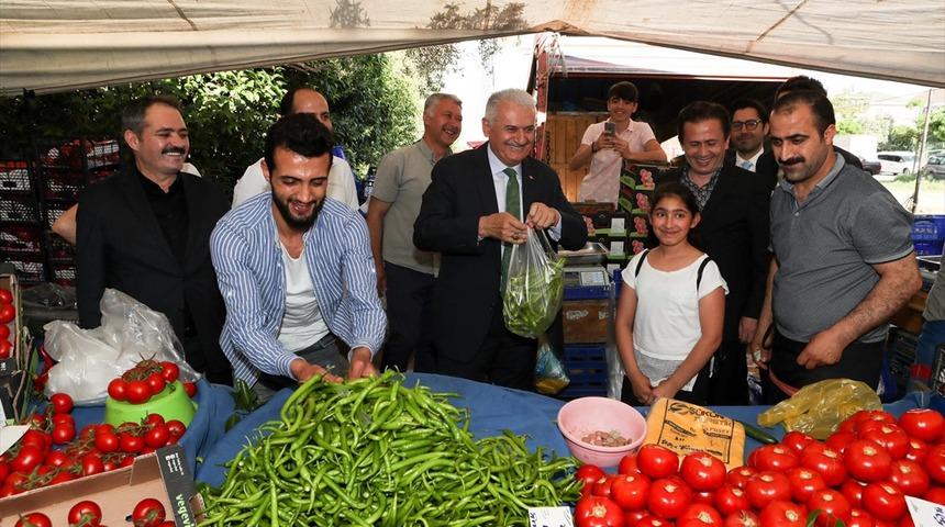 Binali Yıldırım'ın pazar turu! Tezgaha geçti, biber sattı
