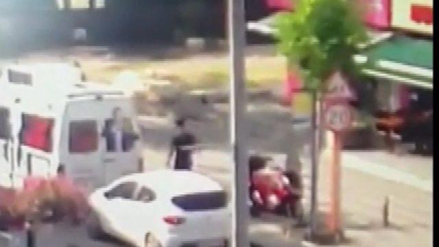 Üsküdar'da seçim minibüslerinin lastiklerini kesen şüpheli yakalandı