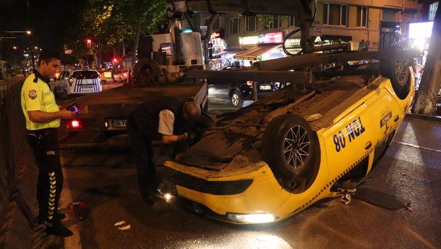 Fatih'te takla atan taksideki iki kişi yaralandı