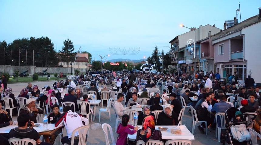 Dumlupınar Belediyesi&rsquo;nden halk iftarı