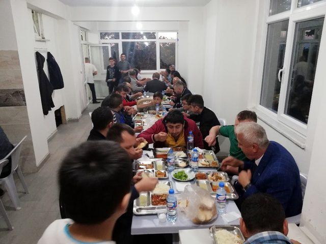 Verem Savaş Derneği yapımı tamamlanan camide iftar verdi