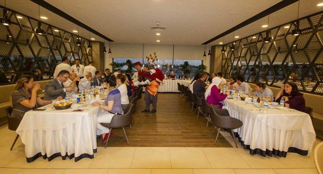 Vali Demirtaş, Adana Şehir Hastanesi çalışanlarıyla iftar yaptı