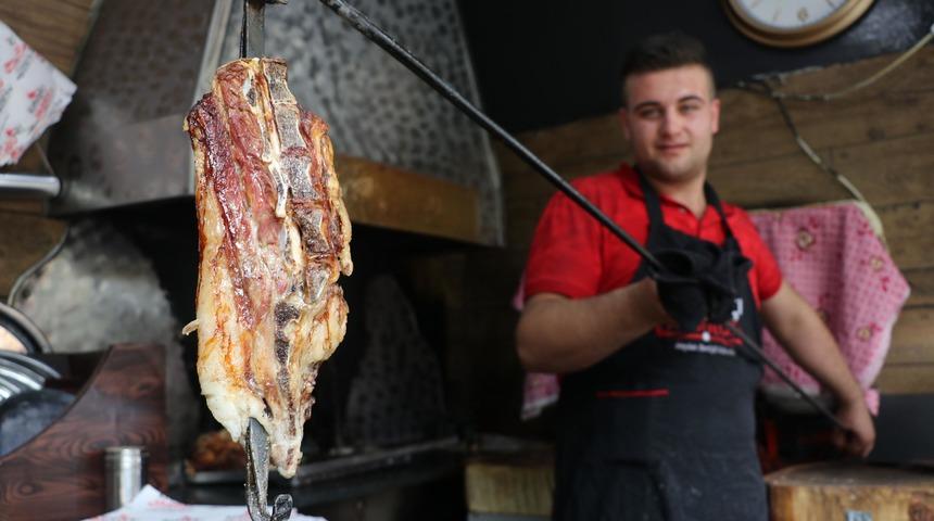 &Ccedil;atal bı&ccedil;ak kullanmadan yeniyor! Denizli kebabının tadına bakan lezzetini unutamıyor