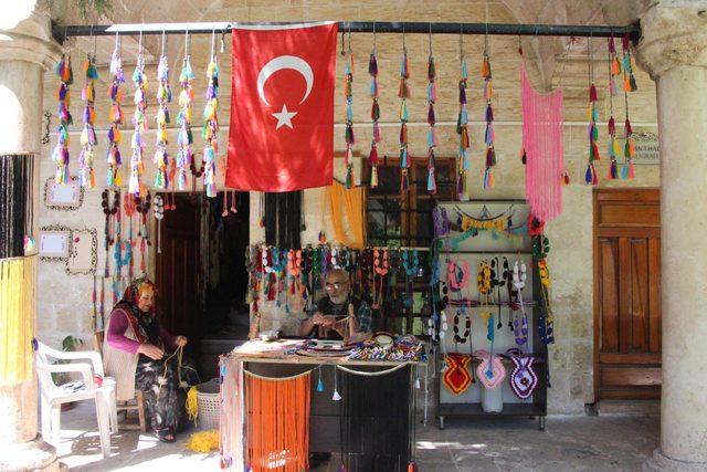 Şanlıurfa'da eşiyle birlikte kazazlık mesleğini yaşatıyor