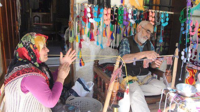 Şanlıurfa'da eşiyle birlikte kazazlık mesleğini yaşatıyor