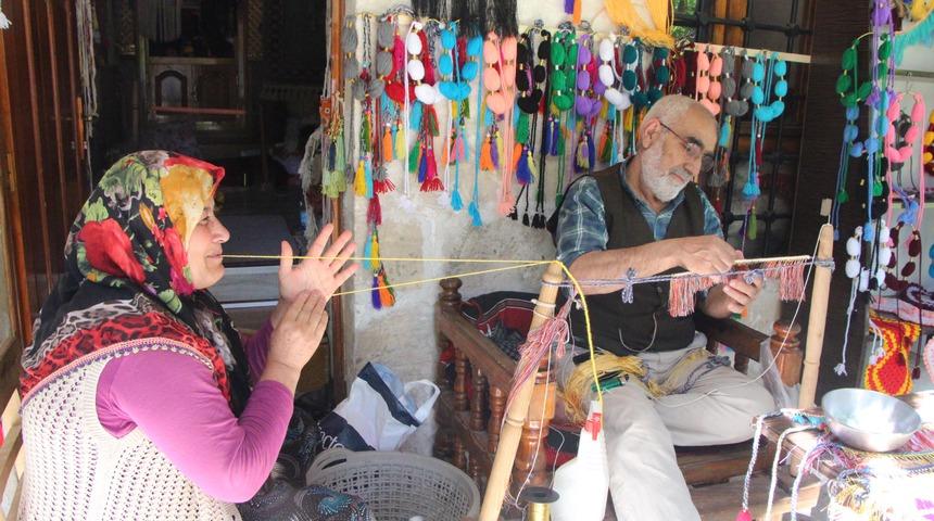 Şanlıurfa'da eşiyle birlikte kazazlık mesleğini yaşatıyor