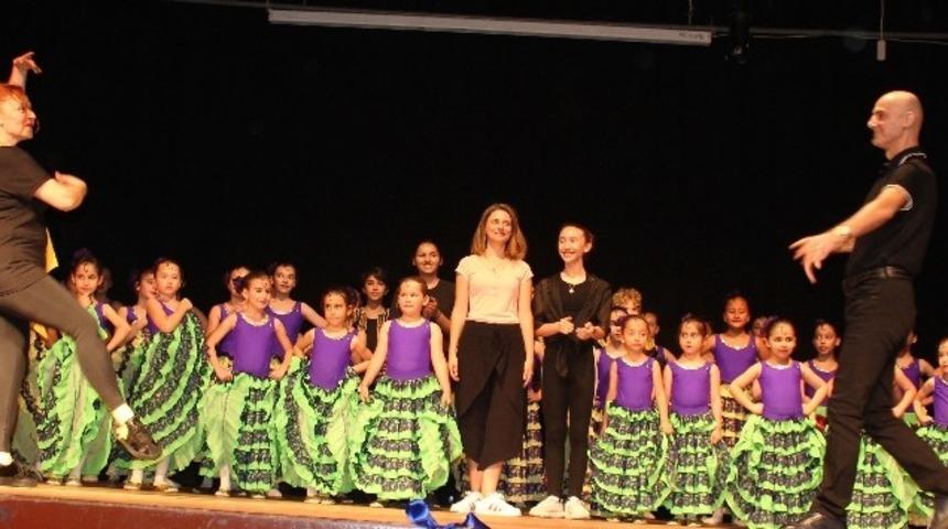 Geleceğin balerinleri izleyenleri b&uuml;y&uuml;ledi