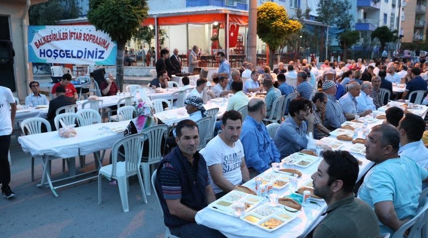 Balıkesirlilerden Manisa&rsquo;da 10 yıllık geleneksel iftar