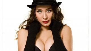  Ece Gürsel: Soyunduğum için pişmanım