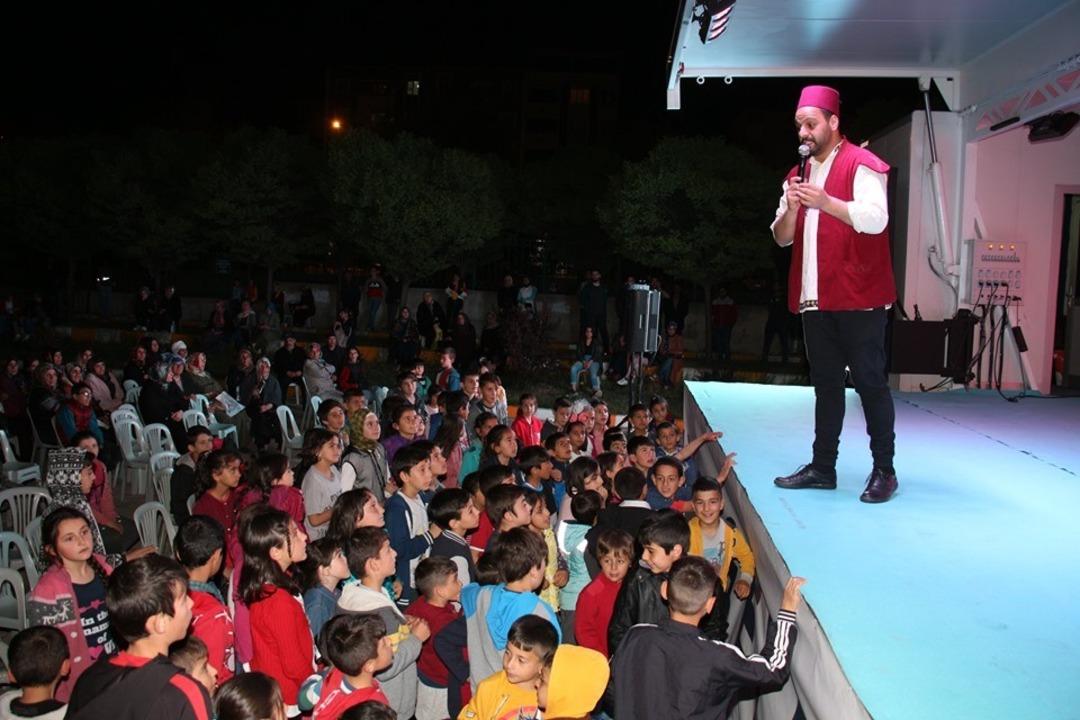 Ramazan seyyahları Oltu&rsquo;da &ccedil;ocukları eğlendirdi