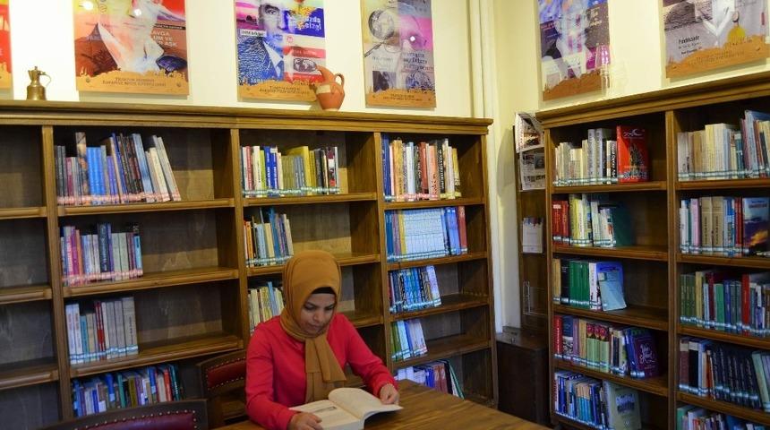 Bu k&uuml;t&uuml;phanede y&uuml;zlerce Trabzonlu yazarın eserleri bulunuyor