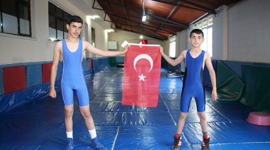 Ay kardeşler madalya ile d&ouml;nd&uuml;