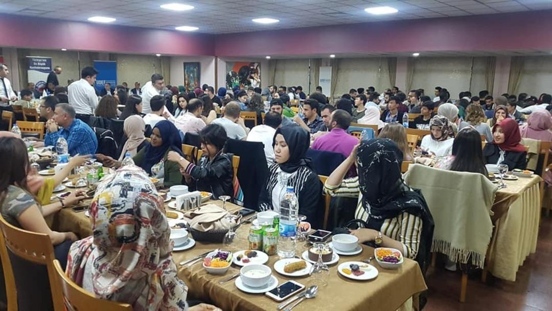 &Uuml;mmetin gen&ccedil;leri iftar sofrasında bir araya geldiler