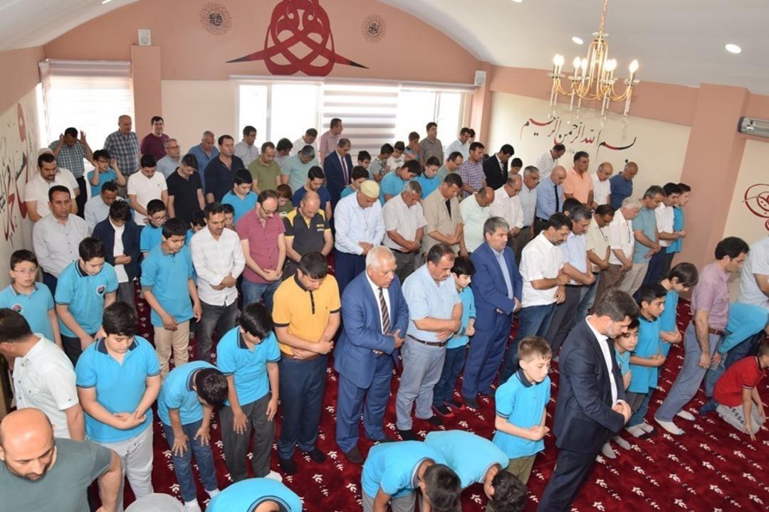 Hayırseverlerden Edremit 15 Temmuz Şehitler İmam Hatip Ortaokuluna &ouml;rnek mescit