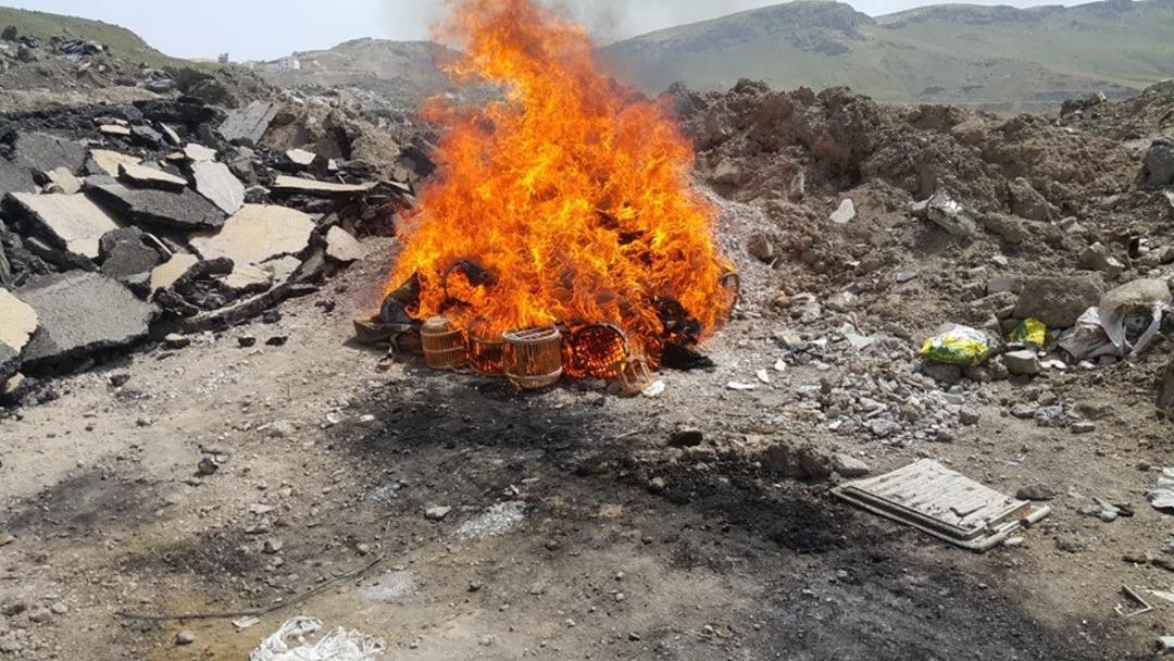 Van&rsquo;da, ka&ccedil;ak avcıların, kafesleri yakılarak imha edildi