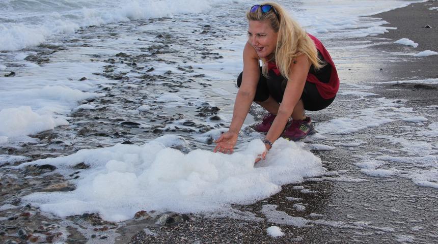 Mersin'de deniz deterjan dökülmüş gibi köpürdü! Uzmandan açıklama