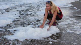 Mersin'de deniz deterjan dökülmüş gibi köpürdü! Uzmandan açıklama