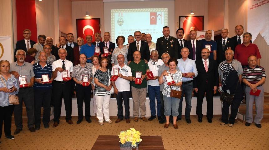 Vali Karaloğlu Kıbrıs Gazilerine Milli Mücadele Madalyası verdi