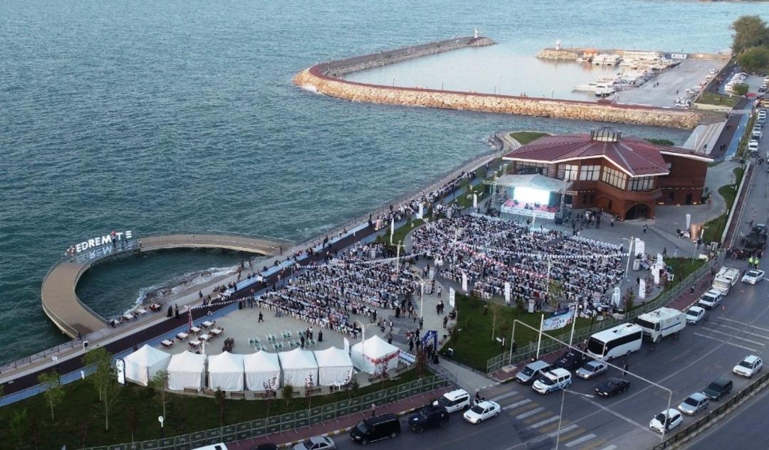 Edremit&rsquo;te Abdurrahman &Ouml;n&uuml;l konseri