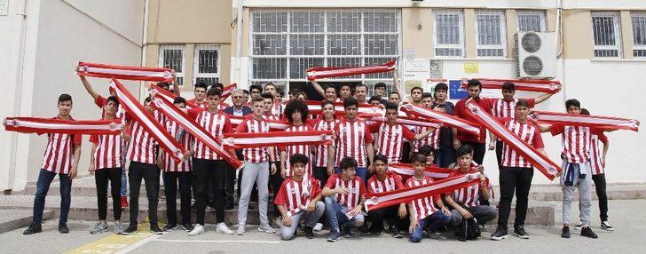 Başkan Genç’ten Antalyaspor forması ve kaşkol jesti G2