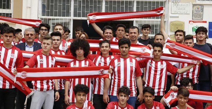 Başkan Genç’ten Antalyaspor forması ve kaşkol jesti G5