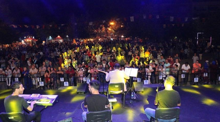 Ispartalılardan t&uuml;rk&uuml; dolu gece