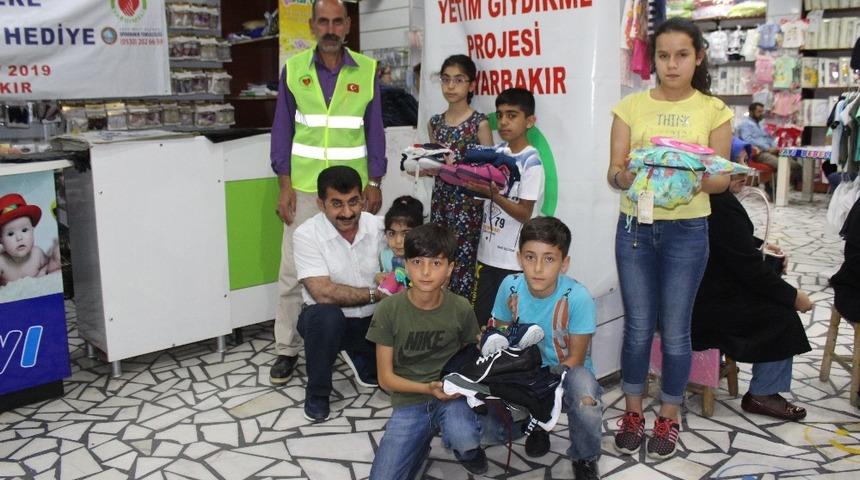 Yardım Eli ve Hayat-Der, bin 500 yetim &ccedil;ocuğu giydirecek