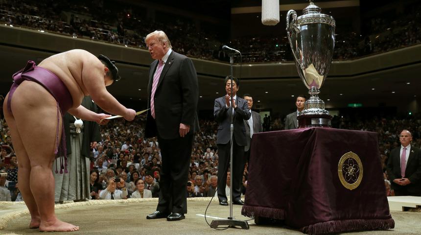 Terliklerini giyip ringe &ccedil;ıktı, alay konusu oldu