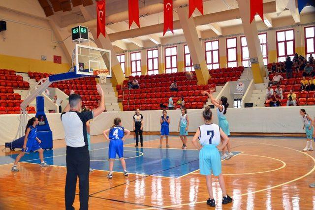 Basketbolda Şehit Halit Yaşar Mine Ortaokulu şampiyon