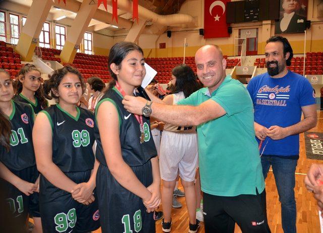 Basketbolda Şehit Halit Yaşar Mine Ortaokulu şampiyon