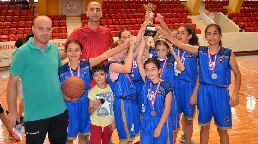 Basketbolda Şehit Halit Yaşar Mine Ortaokulu şampiyon