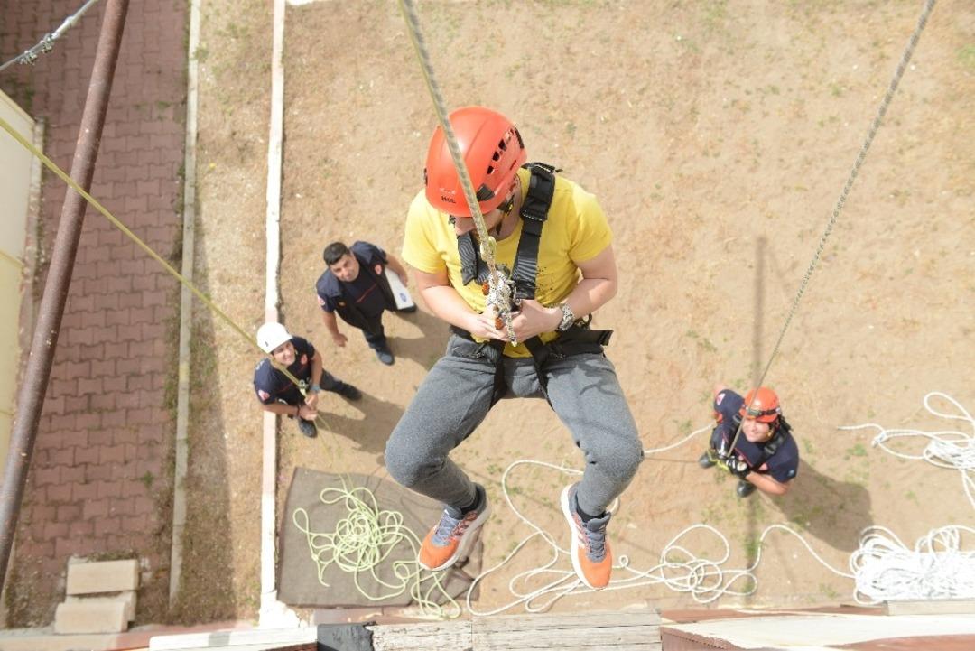 İtfaiye eri olabilmek i&ccedil;in ter d&ouml;kt&uuml;ler