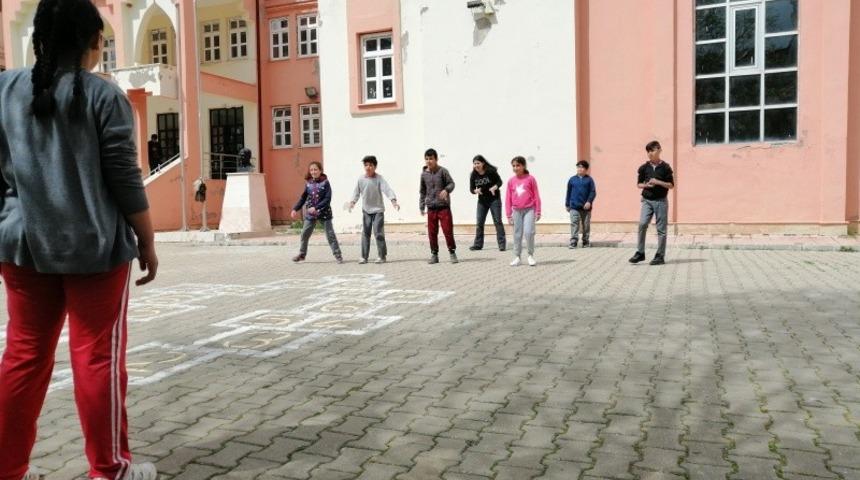 Geleneksel oyunlarla teknoloji bağımlılığı ile m&uuml;cadele