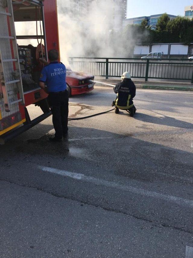 Seyir halinde giden otomobil alev alev yandı