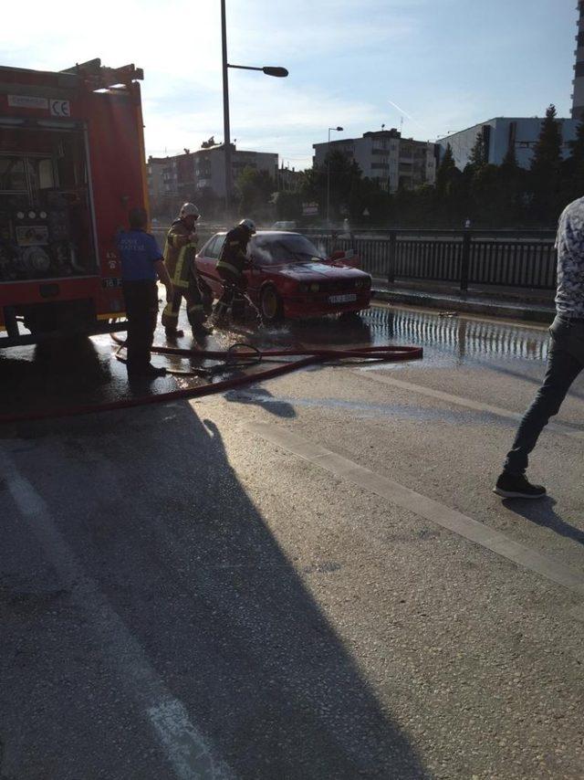 Seyir halinde giden otomobil alev alev yandı