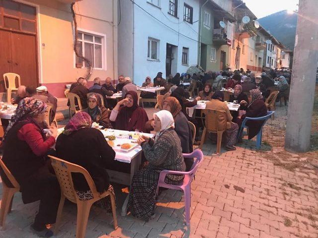 Protokol geleneksel mahalle iftarına katıldı