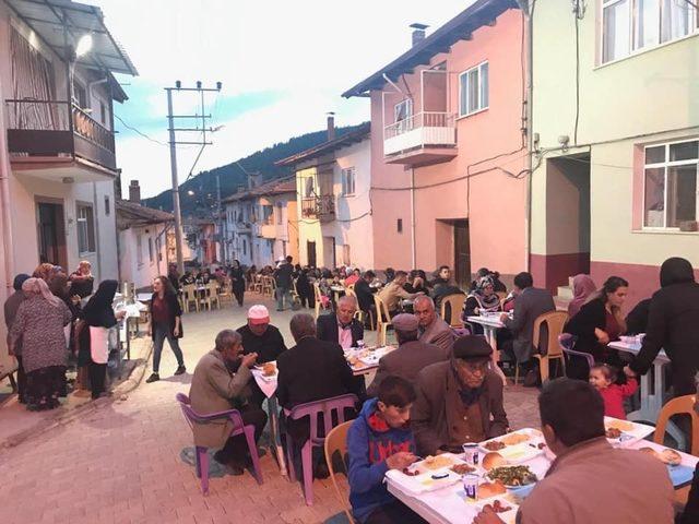 Protokol geleneksel mahalle iftarına katıldı