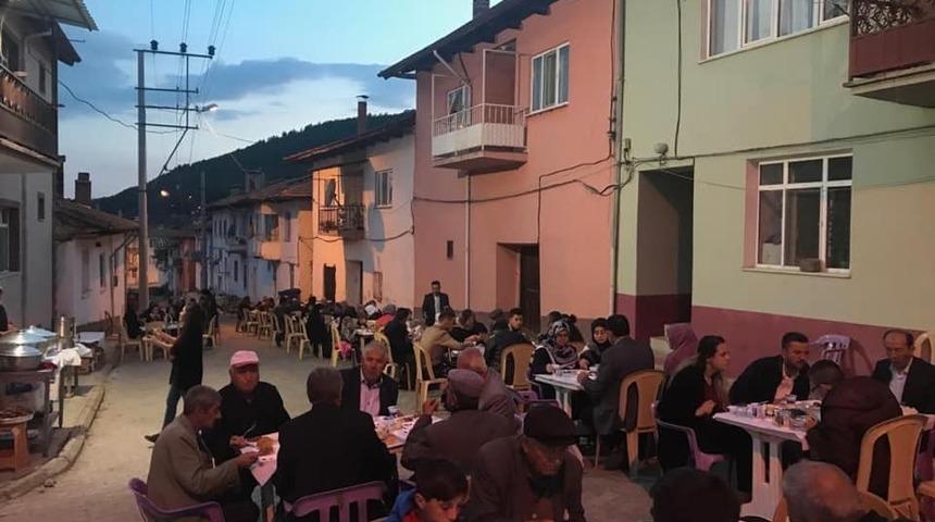 Protokol geleneksel mahalle iftarına katıldı