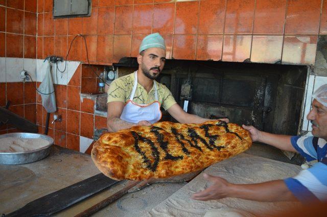 2 buçuk metrelik pide ilgi odağı oldu