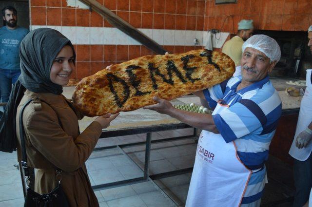 2 buçuk metrelik pide ilgi odağı oldu