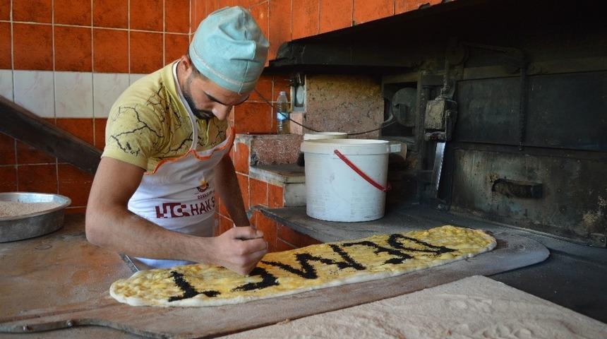 2 bu&ccedil;uk metrelik pide ilgi odağı oldu