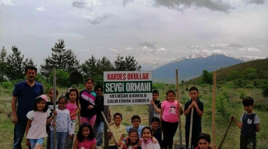 Sevgi Ormanı sevgiyle b&uuml;y&uuml;yor