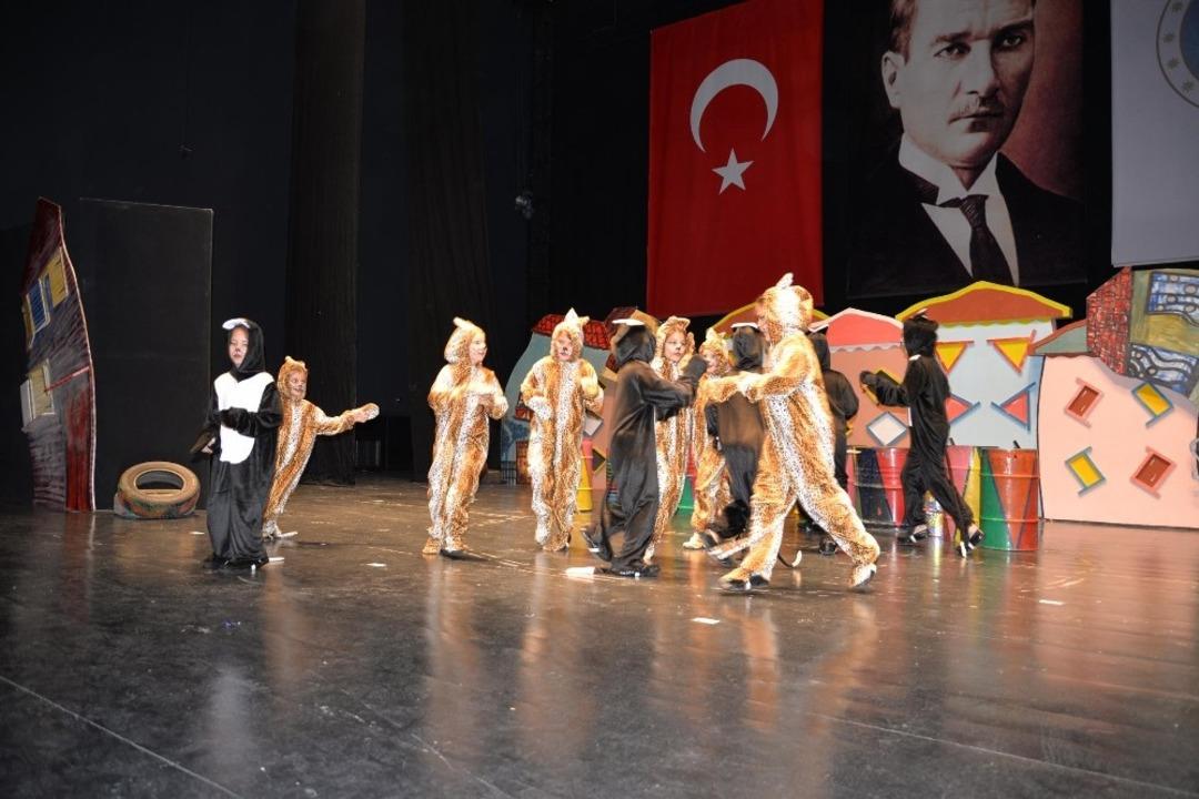 &ldquo;Sokak Kedileri&rdquo; adlı oyun &ccedil;ocuklarla buluştu