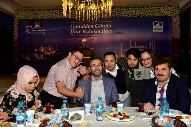 Pendik’de engelliler iftarında duygulandıran dua