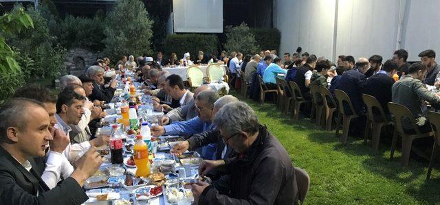 Kardelen’in geleneksel iftarına katılan misafirler, usta sanatçının türküleriyle mest oldu