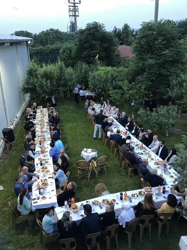 Kardelen’in geleneksel iftarına katılan misafirler, usta sanatçının türküleriyle mest oldu